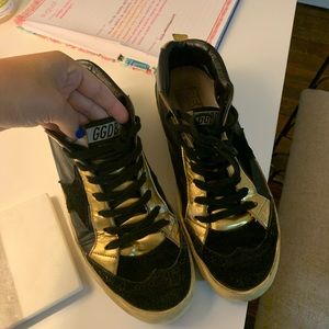 Black and gold golden goose mid star sneakers